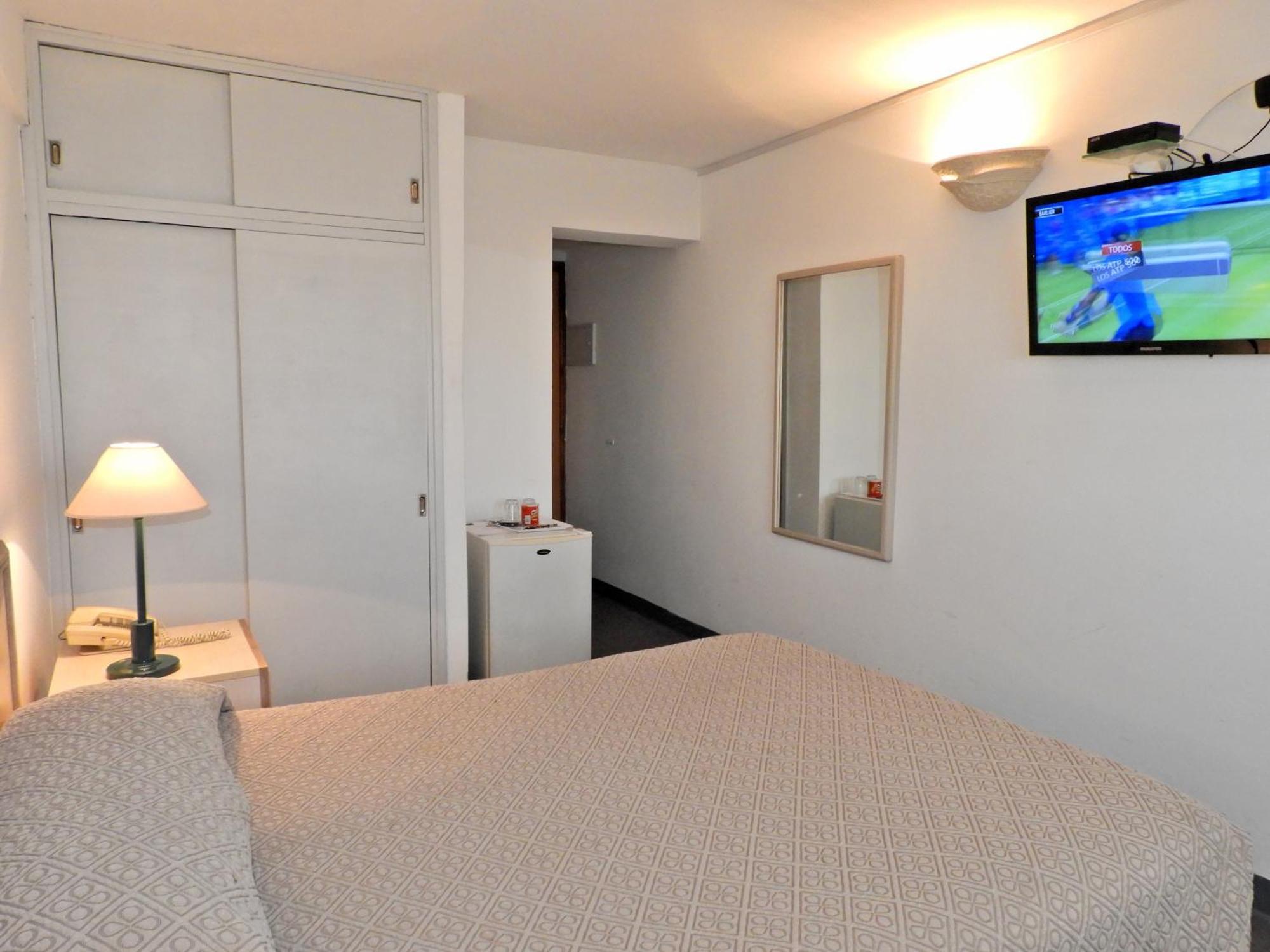 מונטווידאו Hotel Tres Cruces מראה חיצוני תמונה