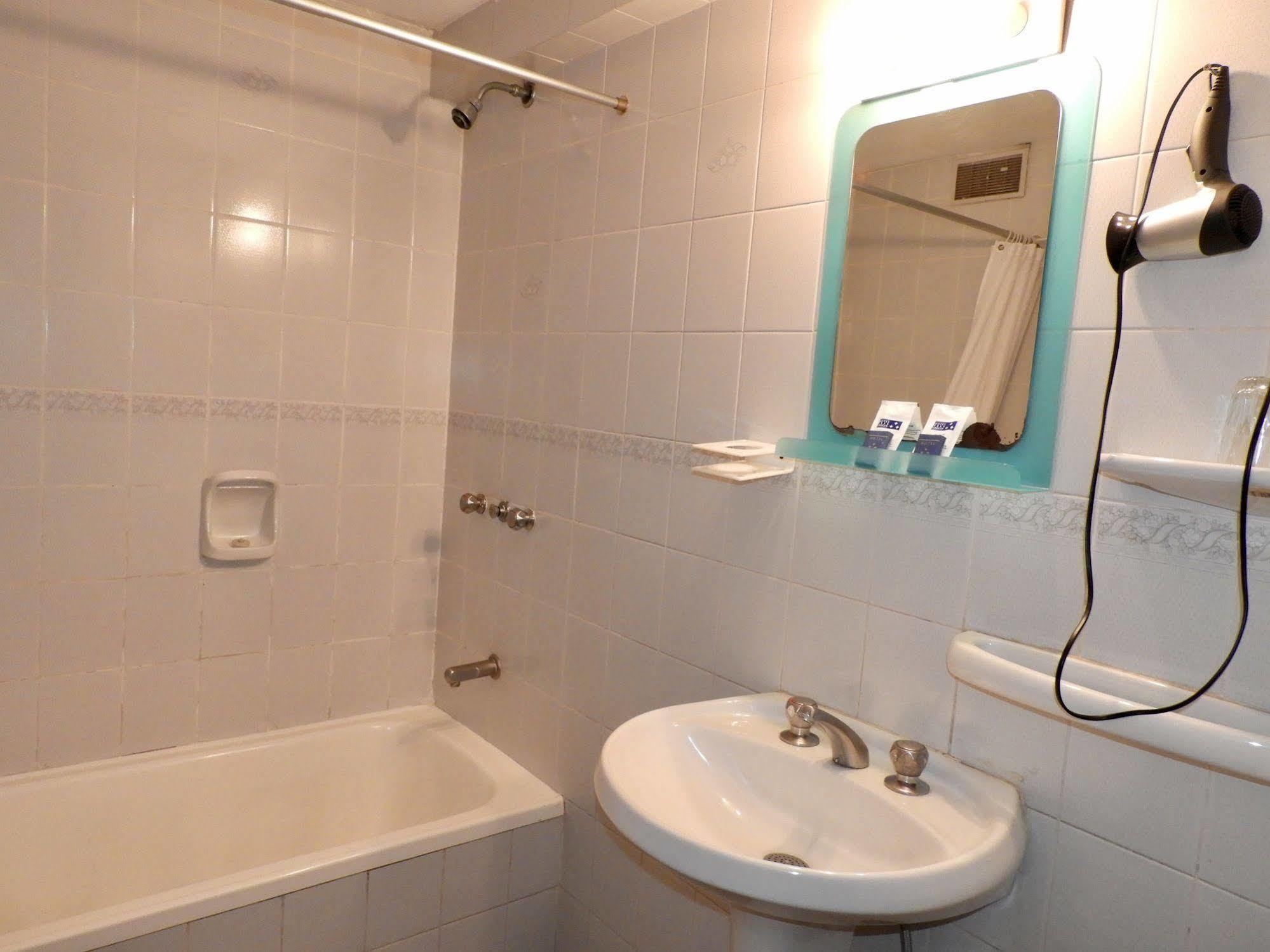 מונטווידאו Hotel Tres Cruces מראה חיצוני תמונה