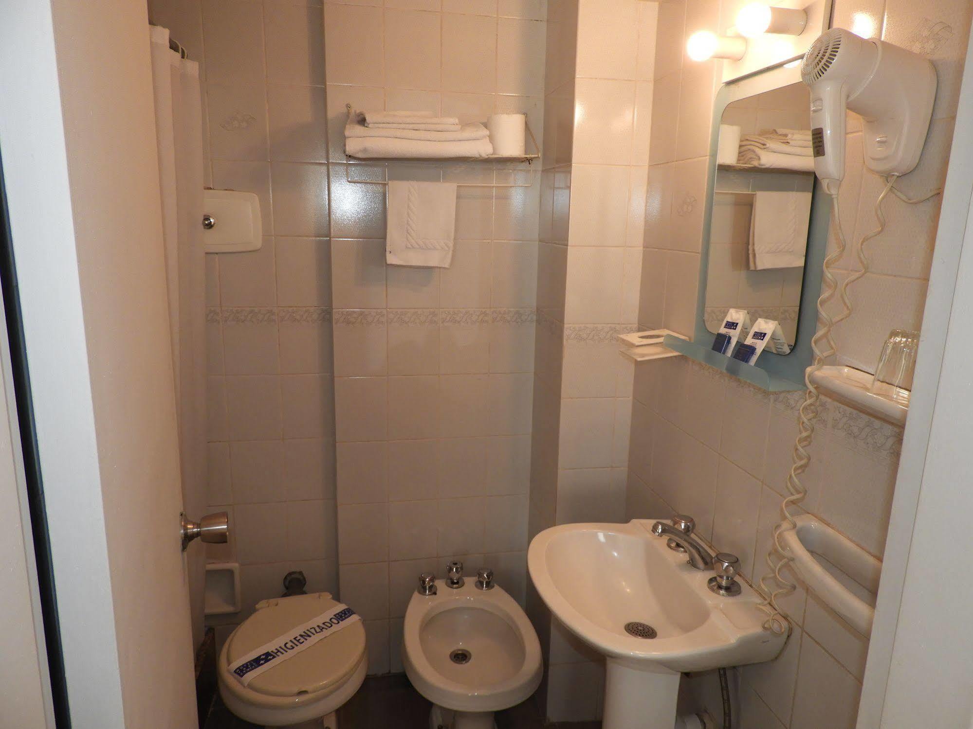 מונטווידאו Hotel Tres Cruces מראה חיצוני תמונה